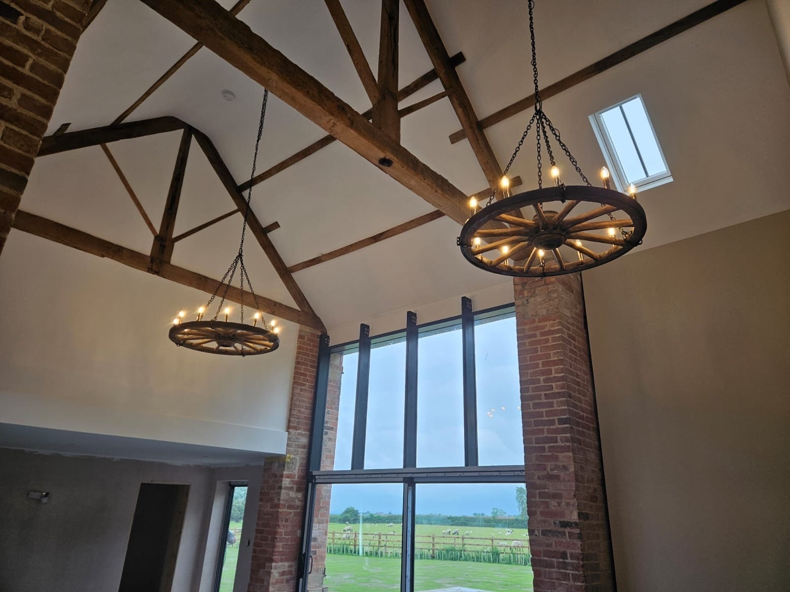 Lanterne du Château - Rustic Vintage Chandelier - Medieval Style Wagon Wheel Lighting - High Ceiling Deco - Chalet deco