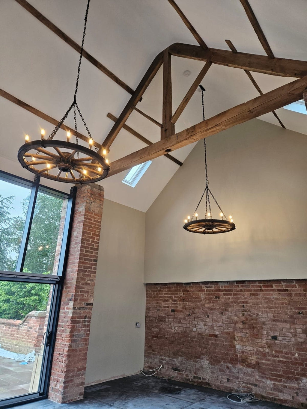 Lanterne du Château - Rustic Vintage Chandelier - Medieval Style Wagon Wheel Lighting - High Ceiling Deco - Chalet deco