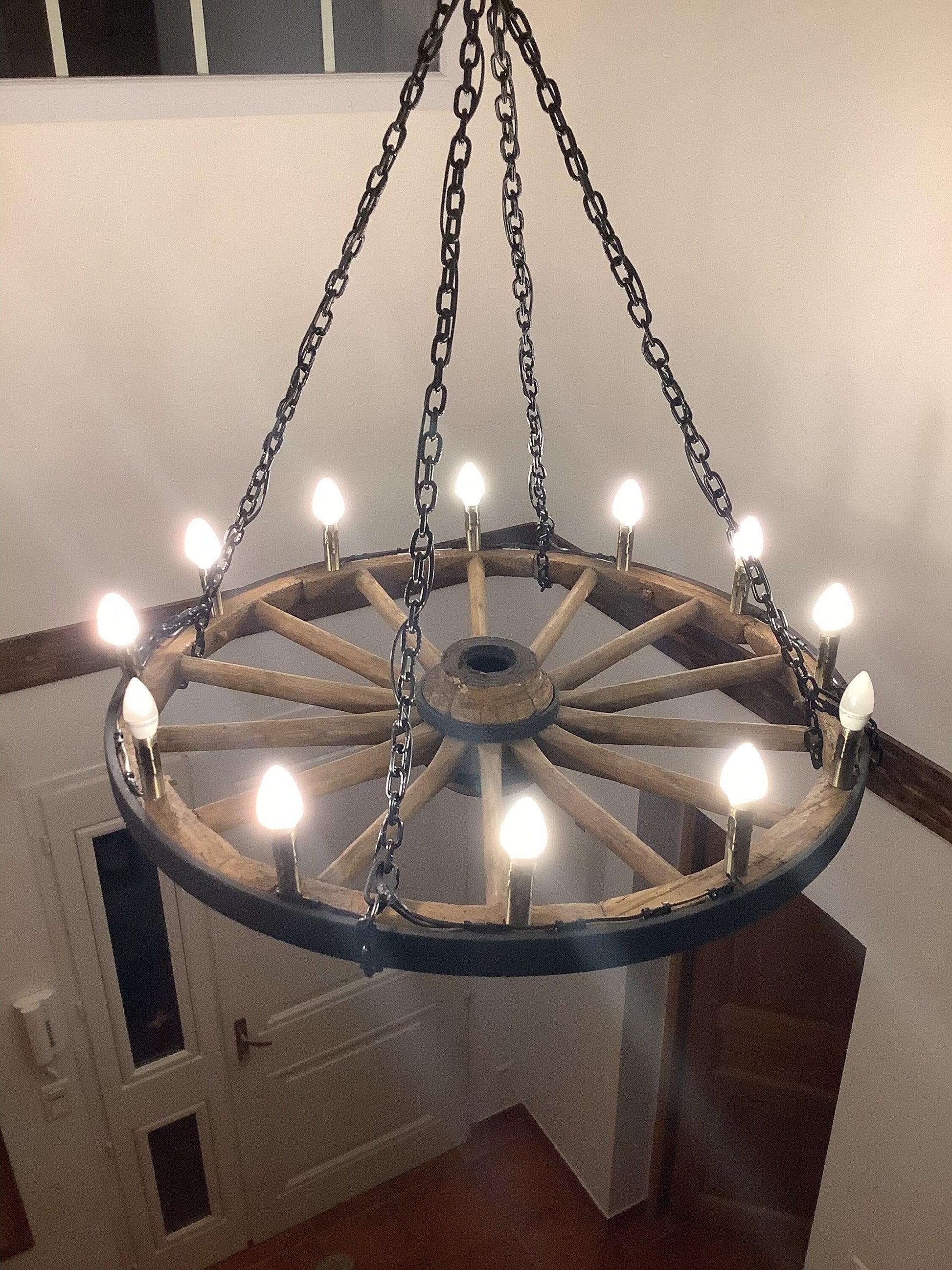 Lanterne du Château - Rustic Vintage Chandelier - Medieval Style Wagon Wheel Lighting - High Ceiling Deco - Chalet deco