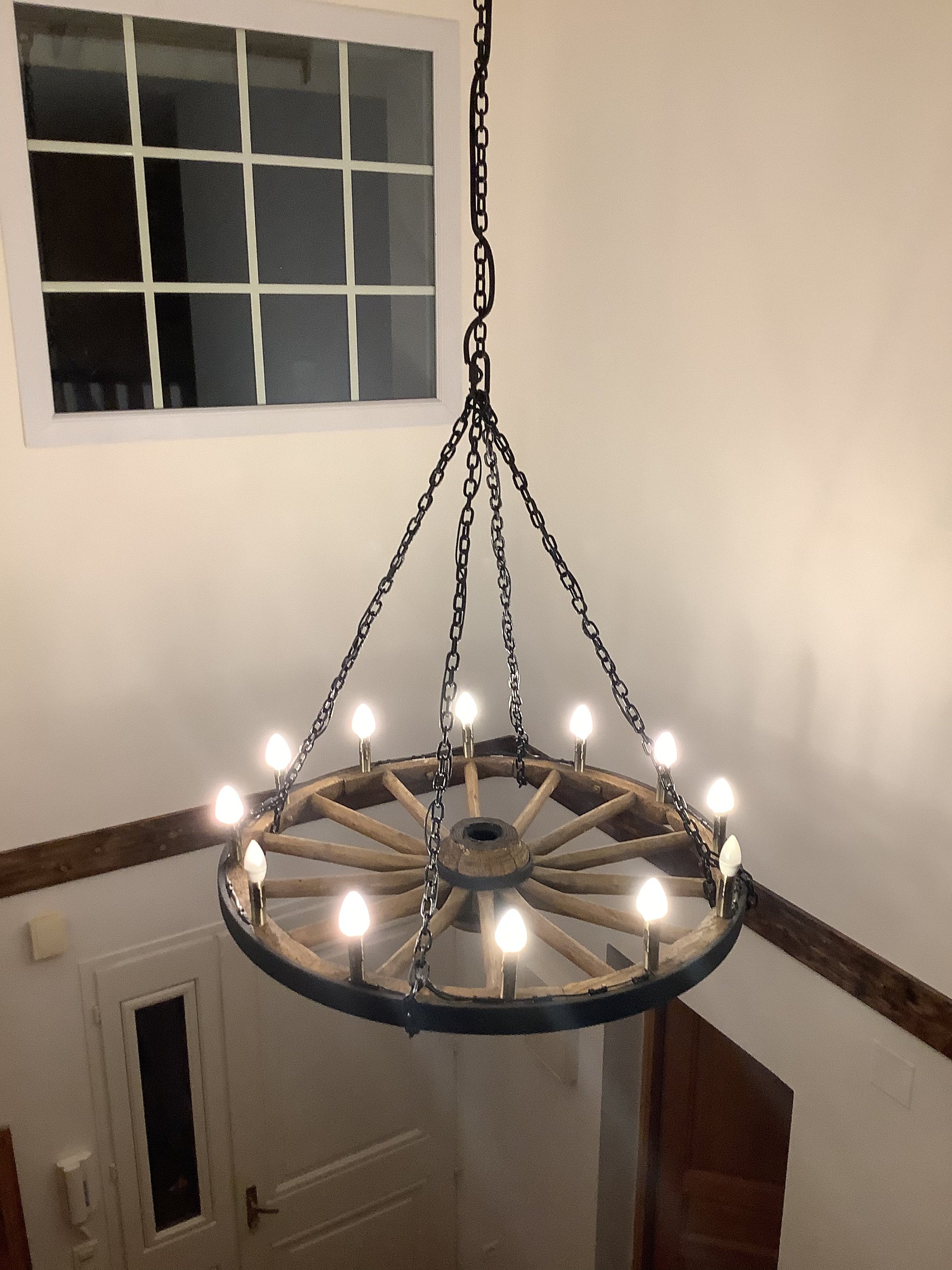 Lanterne du Château - Rustic Vintage Chandelier - Medieval Style Wagon Wheel Lighting - High Ceiling Deco - Chalet deco