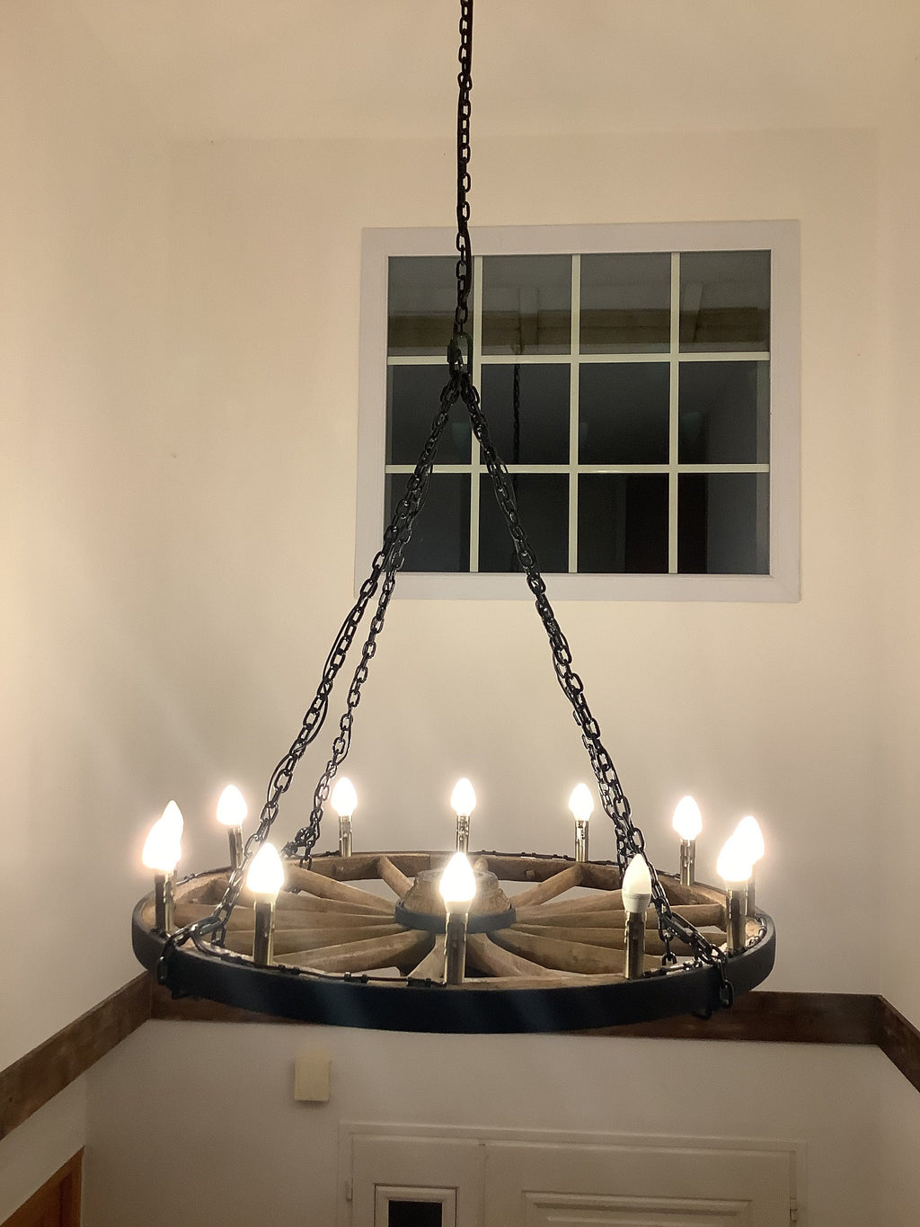 Lanterne du Château - Rustic Vintage Chandelier - Medieval Style Wagon Wheel Lighting - High Ceiling Deco - Chalet deco